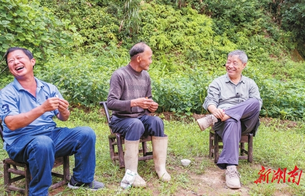 8月15日，汨羅市三江鎮(zhèn)八景村，韓少功（右）與村民在一起開(kāi)心交談