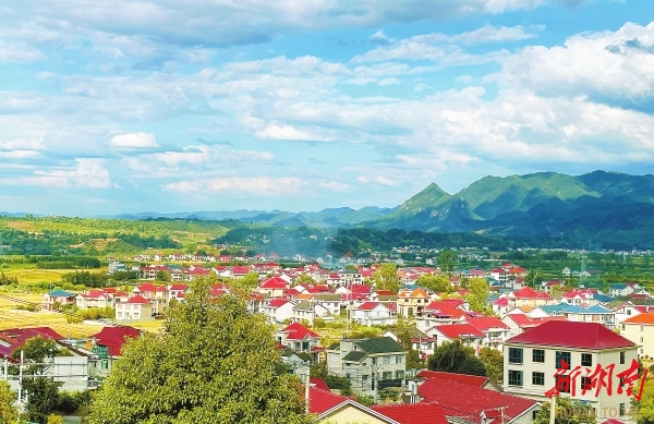 溆浦縣盧峰鎮漫水村，一幢幢農家小院錯落有致，繪就了一幅鄉村振興的美麗畫卷。本版照片均為湖南日報全媒體記者 徐行 攝