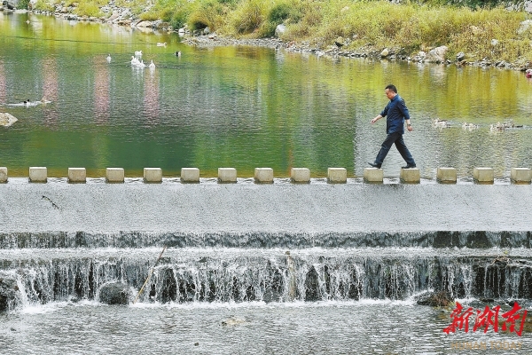 溆浦縣北斗溪鎮，王躍文家鄉溪水的跳橋。