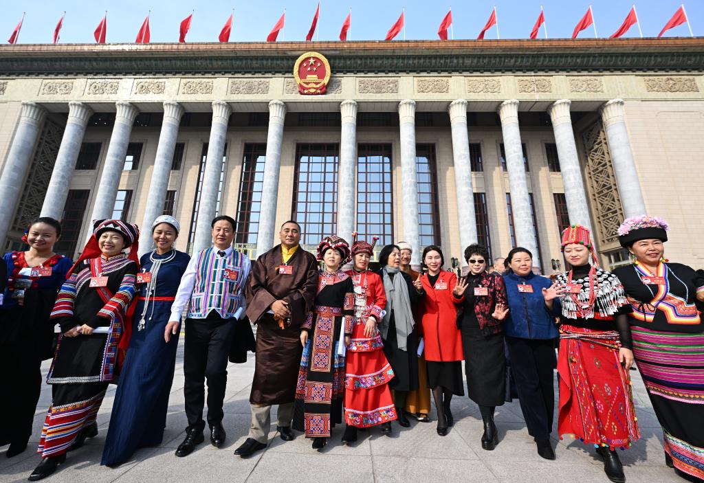 3月10日，中國人民政治協商會議第十四屆全國委員會第二次會議在北京人民大會堂舉行閉幕會。這是閉幕會后，委員們走出人民大會堂。新華社記者 陳曄華 攝